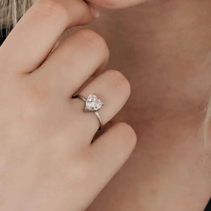 ANELLO DONNA IN ACCIAIO CON CRISTALLO BIANCO A FORMA DI CUORE miniatura 2