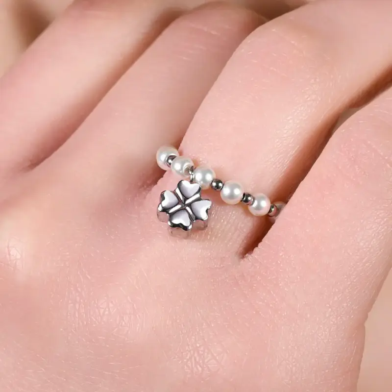 ANELLO DONNA IN ACCIAIO CON PERLE SINTETICHE BIANCHE E QUADRIFOGLIO miniatura 2