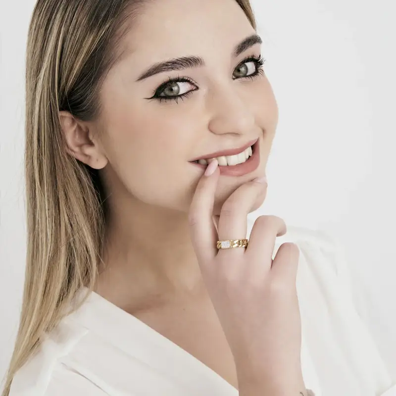 ANELLO IN ACCIAIO IP GOLD CON CRISTALLI BIANCHI miniatura 3