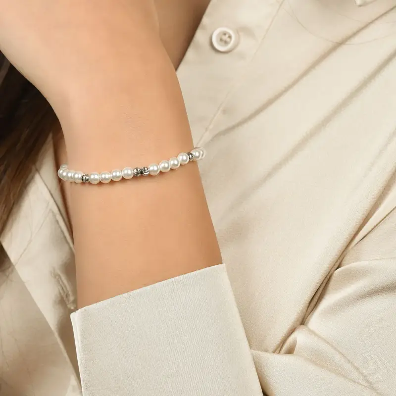 BRACCIALE DONNA IN ACCIAIO CON PERLE SINTETICHE ED ELEMENTI IN ACCIAIO miniatura 2
