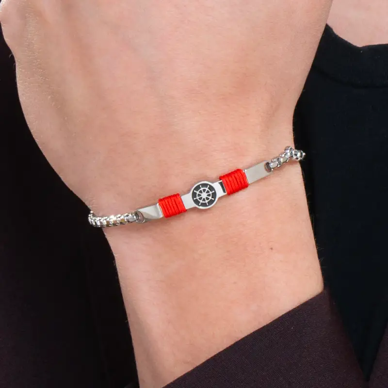 BRACCIALE IN ACCIAIO, PIASTRA CON SMALTO NERO E TIMONE E CORDA ROSSA miniatura 2