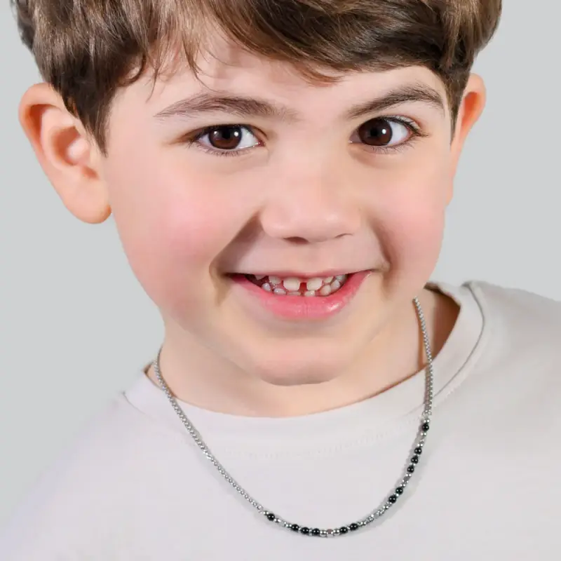 COLLANA BAMBINO IN ACCIAIO CON PIETRE NERE E GRIGIE miniatura 3