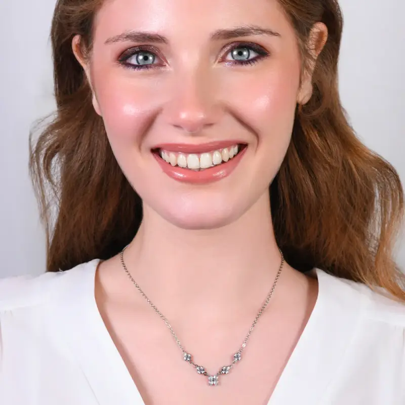 COLLANA IN ACCIAO CON QUADRIFOGLI E ZIRCONI BIANCHI miniatura 3