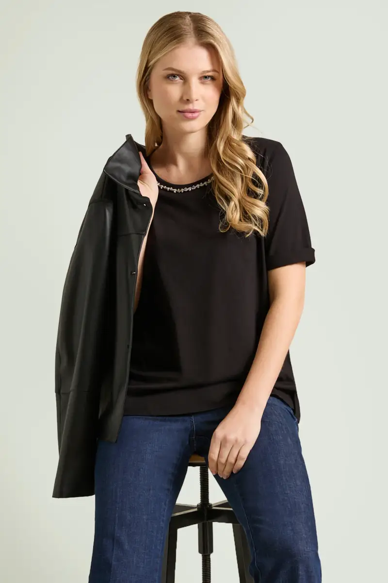 T-SHIRT CON SCOLLO RICAMATO Donna