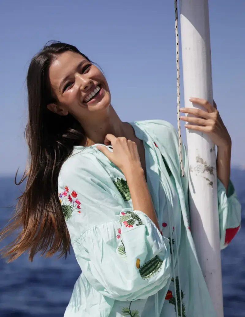 ABITO LUNGO CON RICAMI ARTIGIANALI | Colore Acqua |