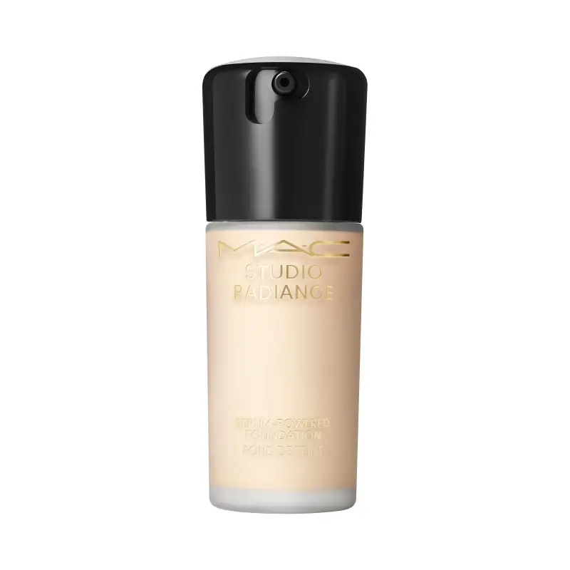 Fondotinta Studio Radiance Serum-Powered Foundation NC10 - Fondotinta
