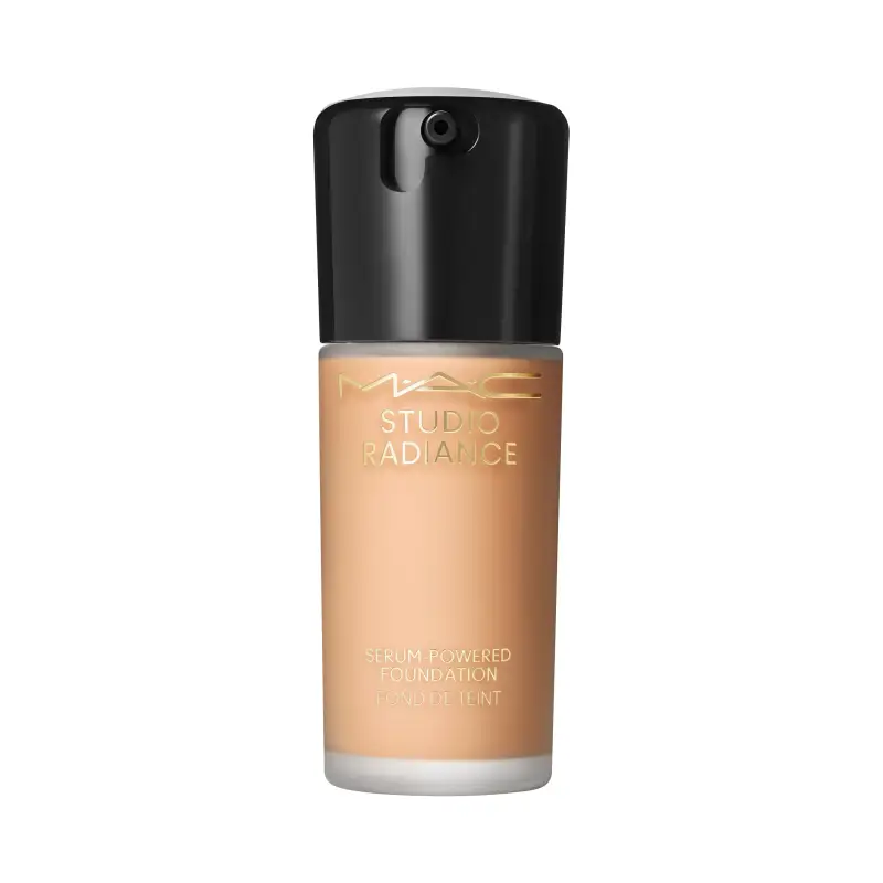 Fondotinta Studio Radiance Serum-Powered Foundation NW22 - Fondotinta