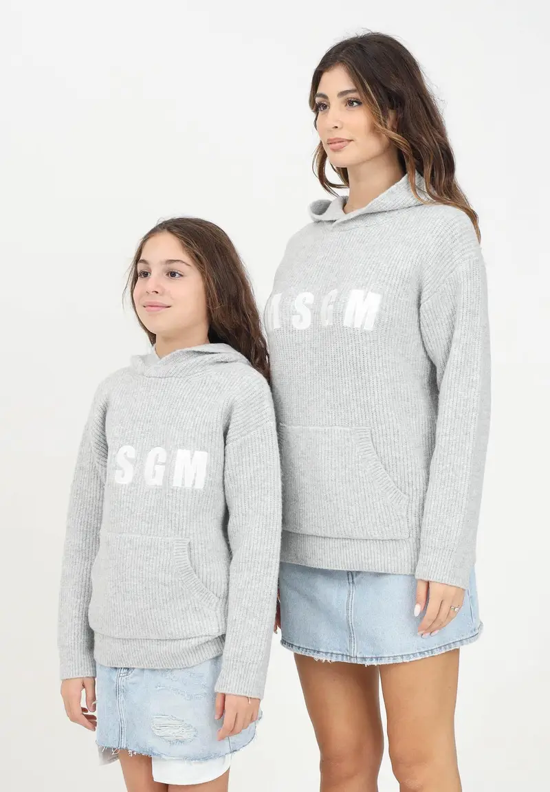 Maglia con cappuccio grigia per donna e bambina rifinita da logo