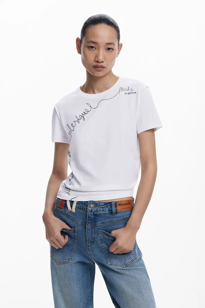 Maglietta con frase ricamata