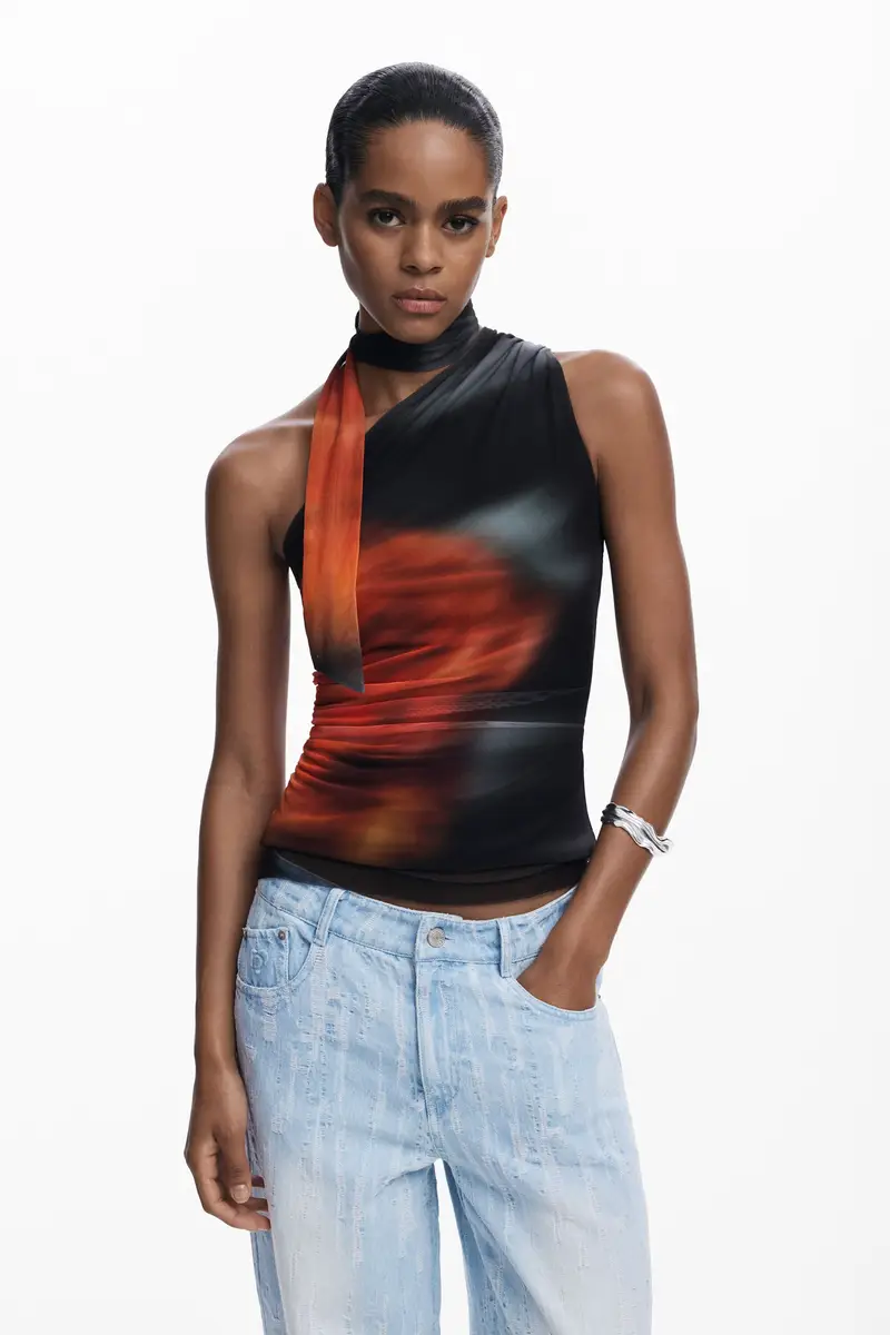 Maglietta con scollo annodato