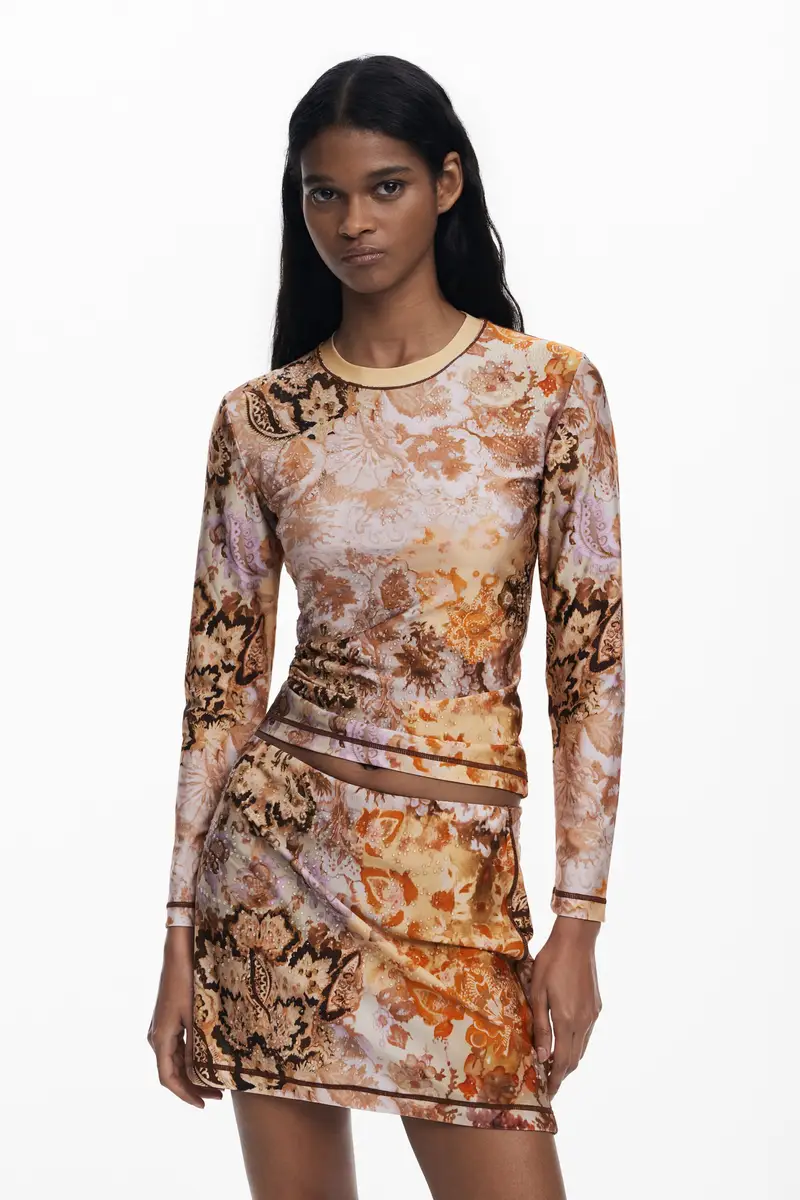 Maglietta romantica con applicazioni