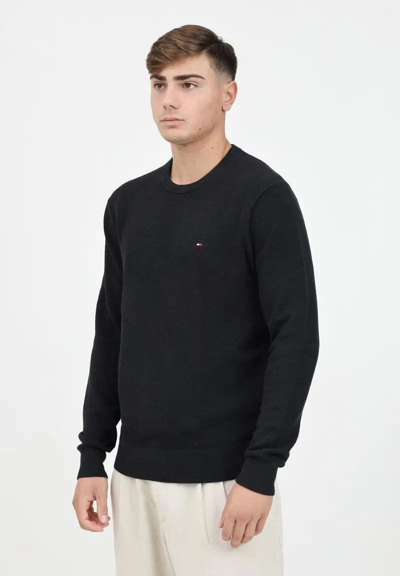 Maglioncino girocollo nero da uomo con ricamo bandierina