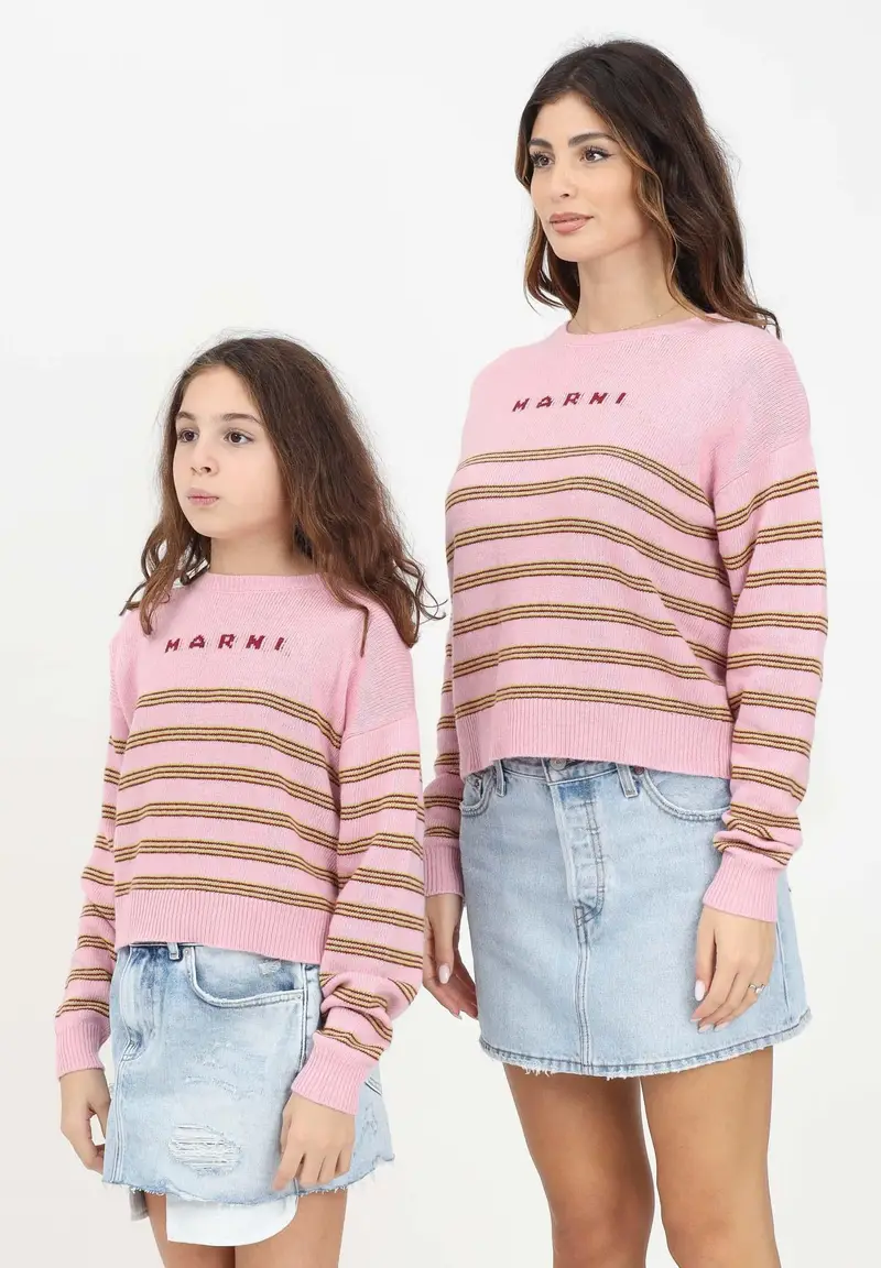 Maglioncino girocollo rosa per donna e bambina con logo e motivo a righe
