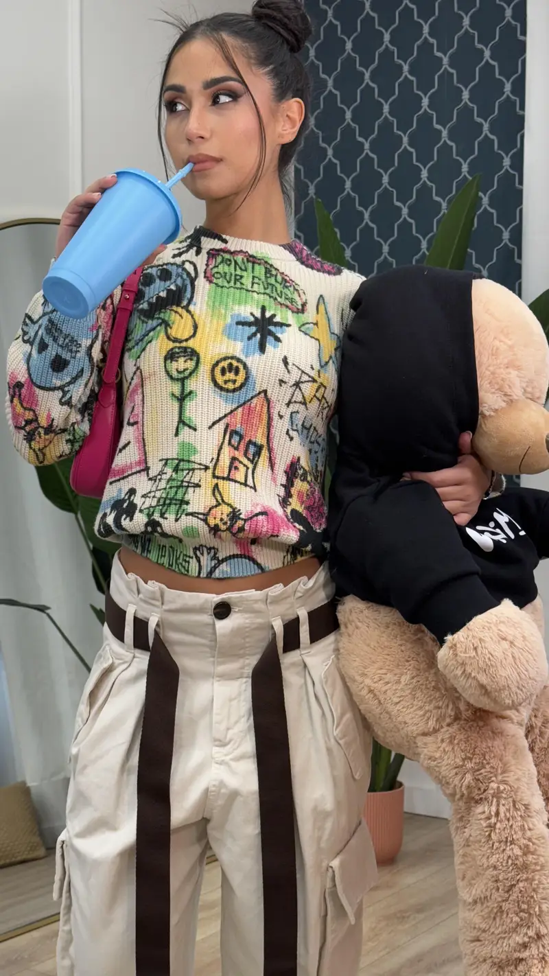 Maglione girocollo panna per donna e bambina caratterizzato da stampa street art miniatura 3