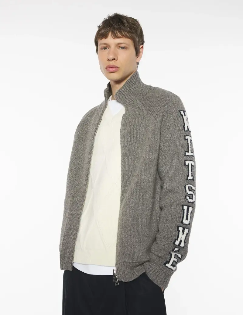 Maglione grigio con zip e logo sulla manica