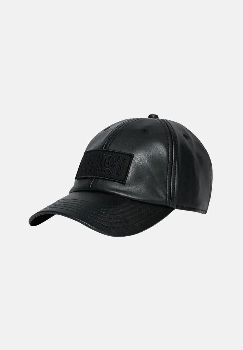 Cappello con visiera nero per uomo e donna realizzato in eco-pelle con patch logo