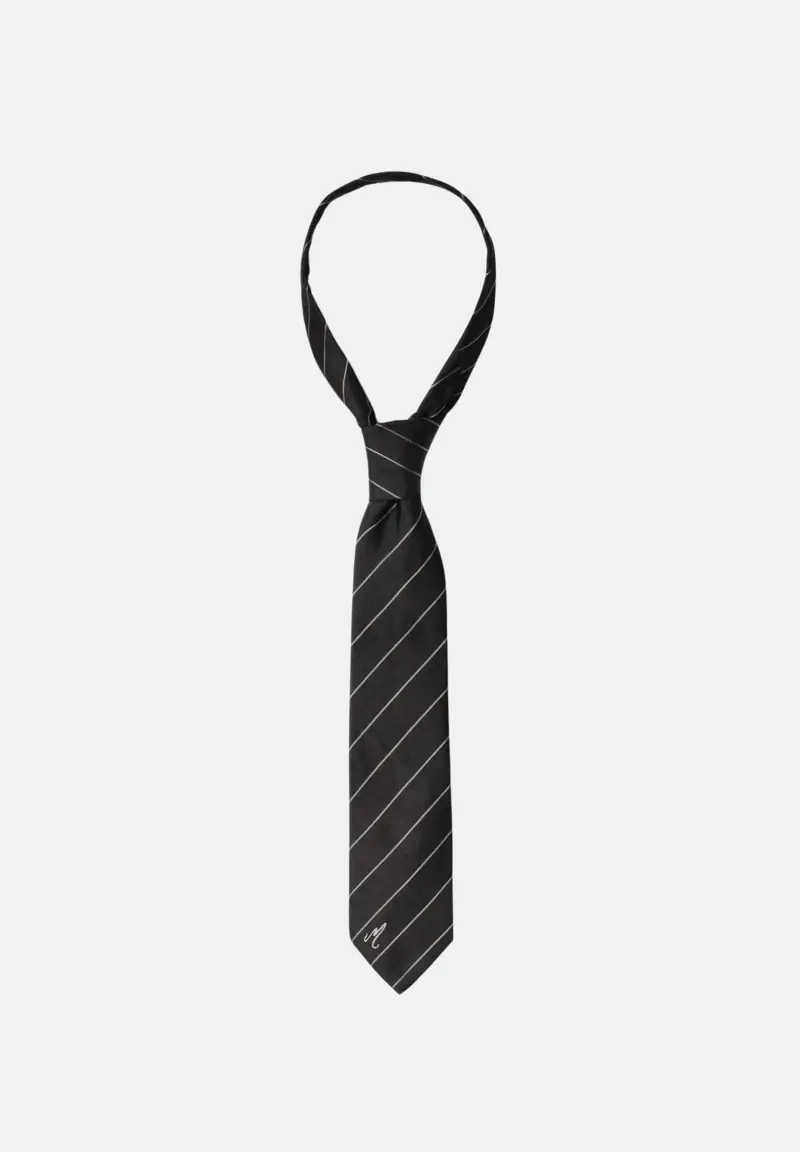 Cravatta nera da donna con sottili righe diagonali