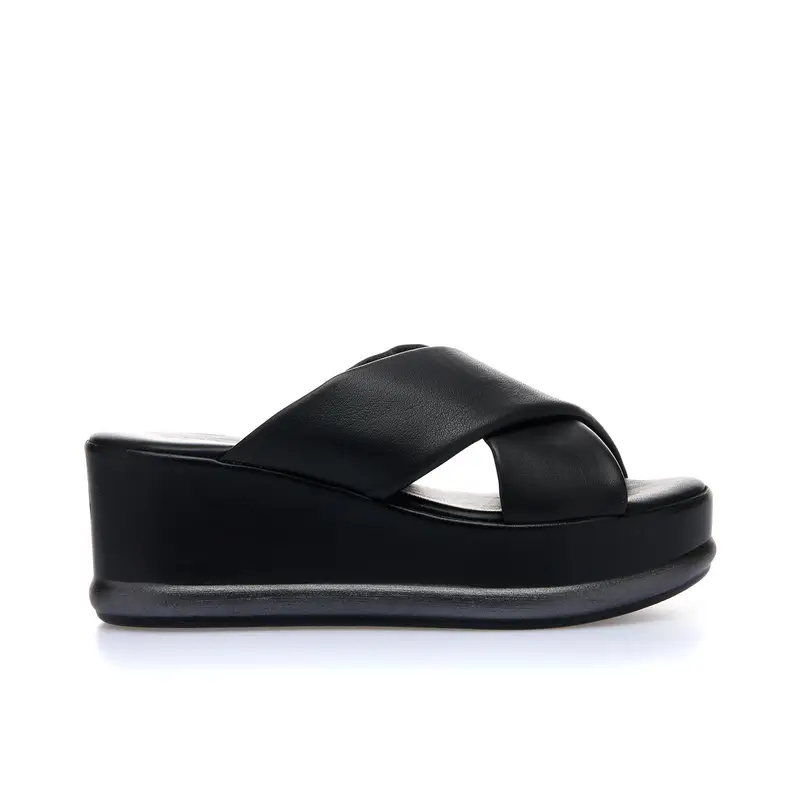 Ciabatte nere in pelle con maxi zeppa