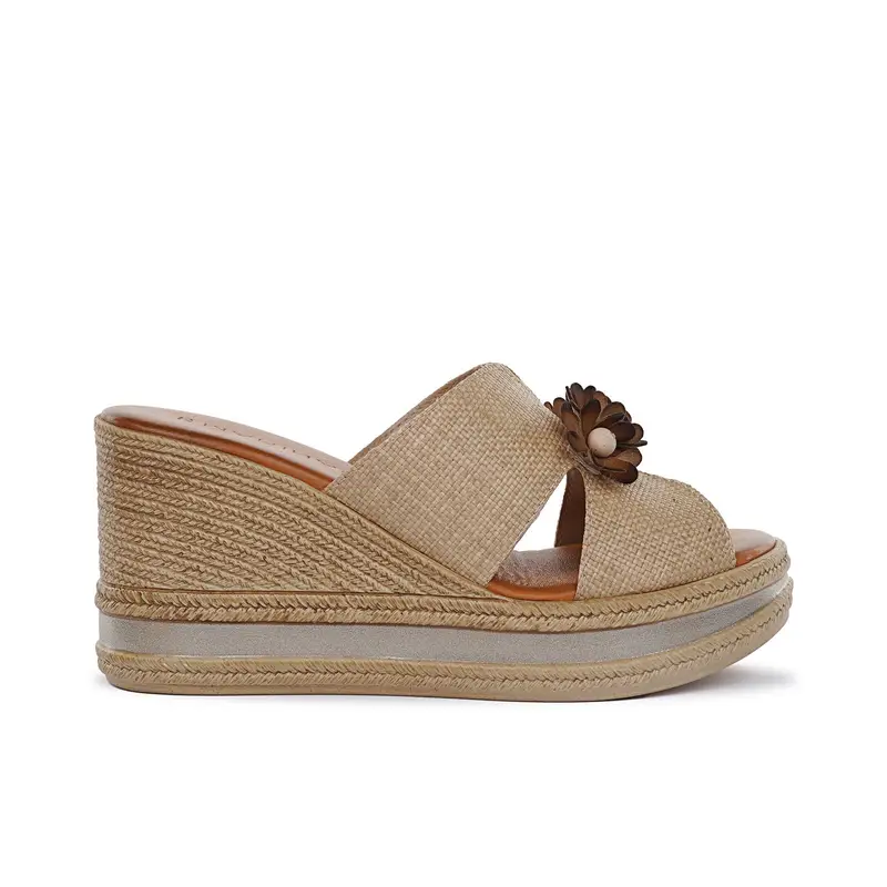 Sandali beige da donna con maxi zeppa e dettaglio floreale