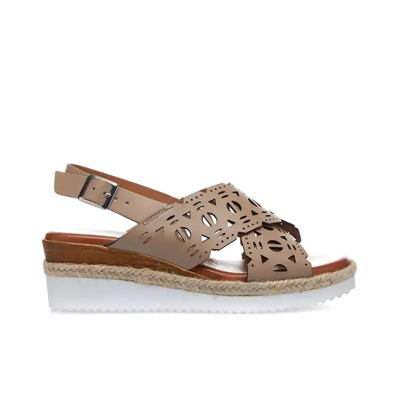 Sandali casual beige in pelle traforata con zeppa