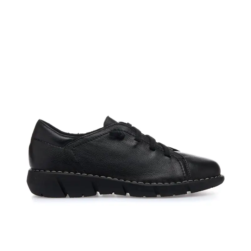 Sneakers nera in pelle con suola dentellata