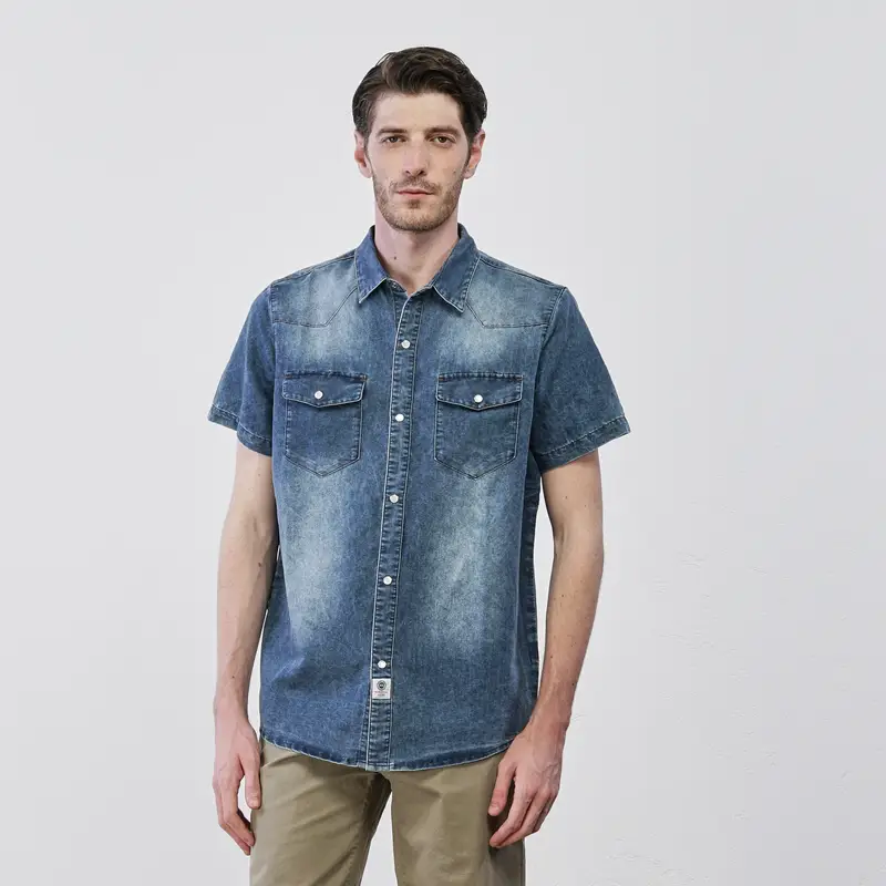 Camicia blu da uomo in denimi con maniche corte