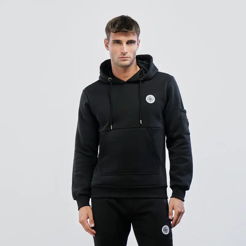 Felpa nera con cappuccio e tasche canguro