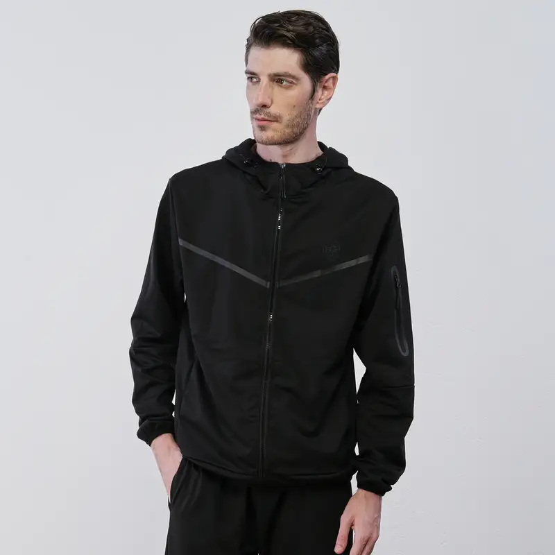 Felpa nera sportiva da uomo in tessuto tecnico con tasche e cappuccio