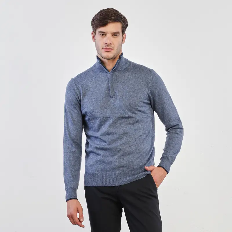 Maglioncino azzurro con zip