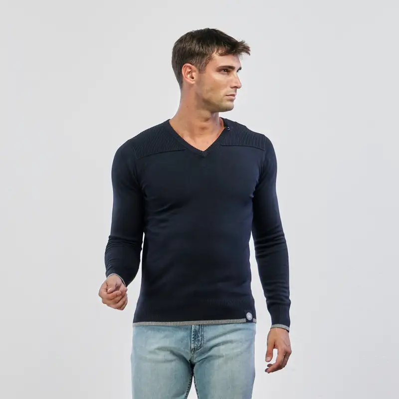 Maglioncino blu con scollo a V