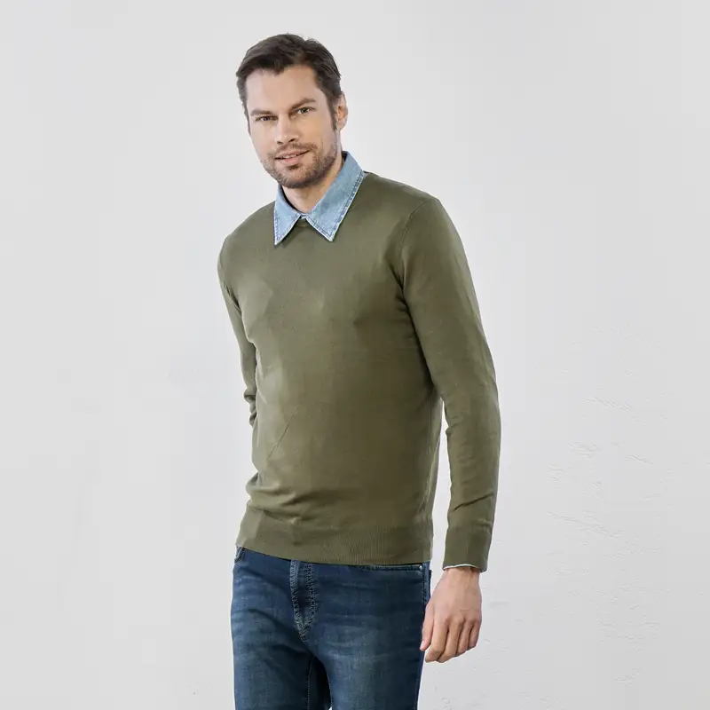 Maglioncino leggero verde con scollo tondo