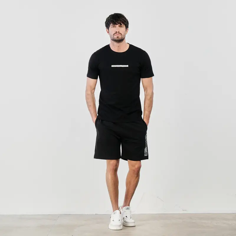 Shorts neri in tessuto sportivo con tasche e coulisse