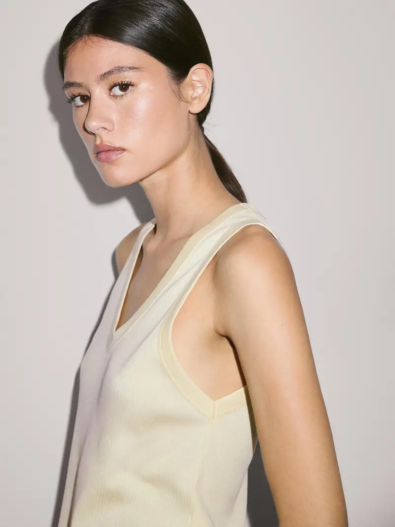 Maglietta Con Scollo A V In Tessuto A Coste - Giallo Chiaro - - Massimo Dutti - Femminile