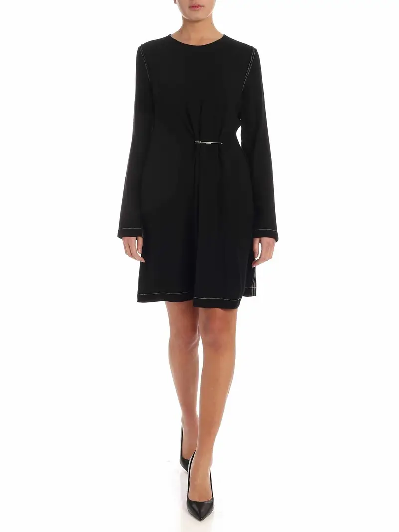 Abito nero con spilla da balia