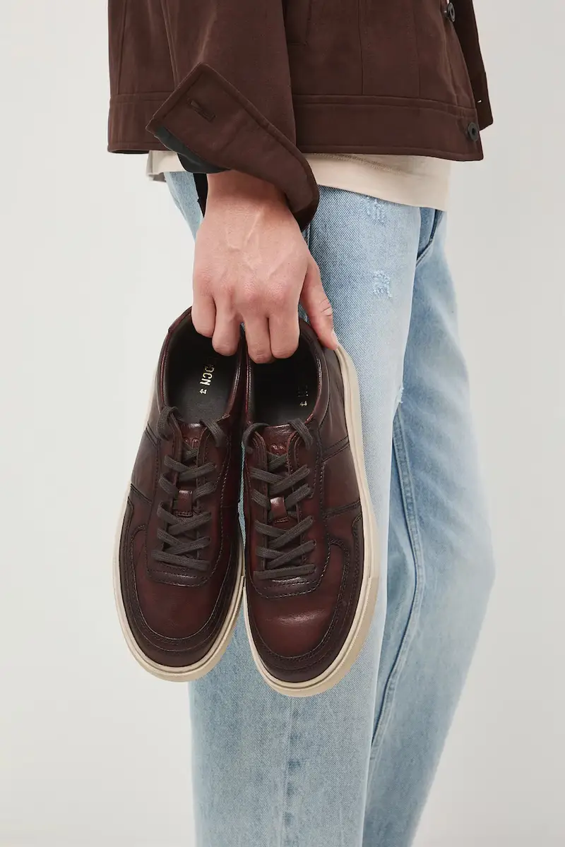 sneakers in pelle colore marrone