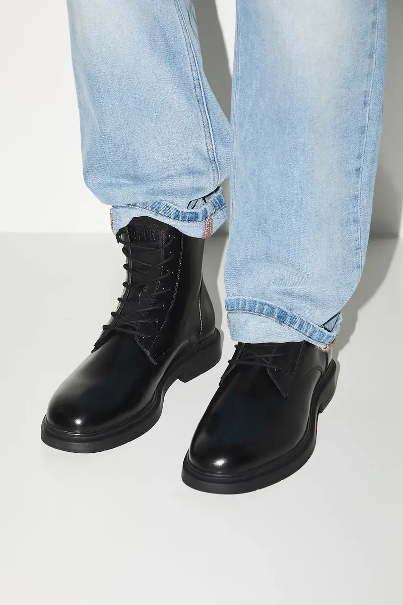 stivali alti in pelle colore nero