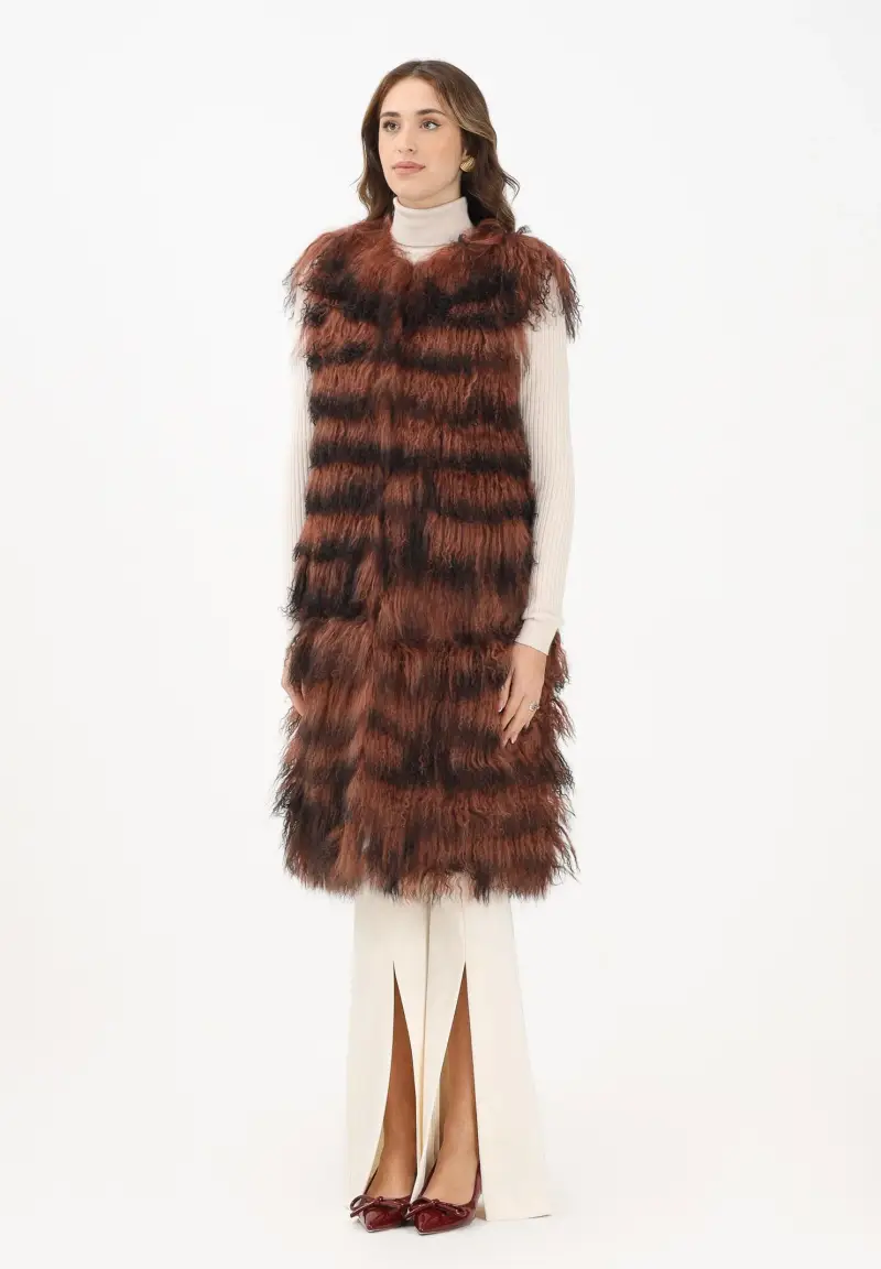 Vera pelliccia lunga da donna con effetto a righe sfumate nei toni del marrone e del nero