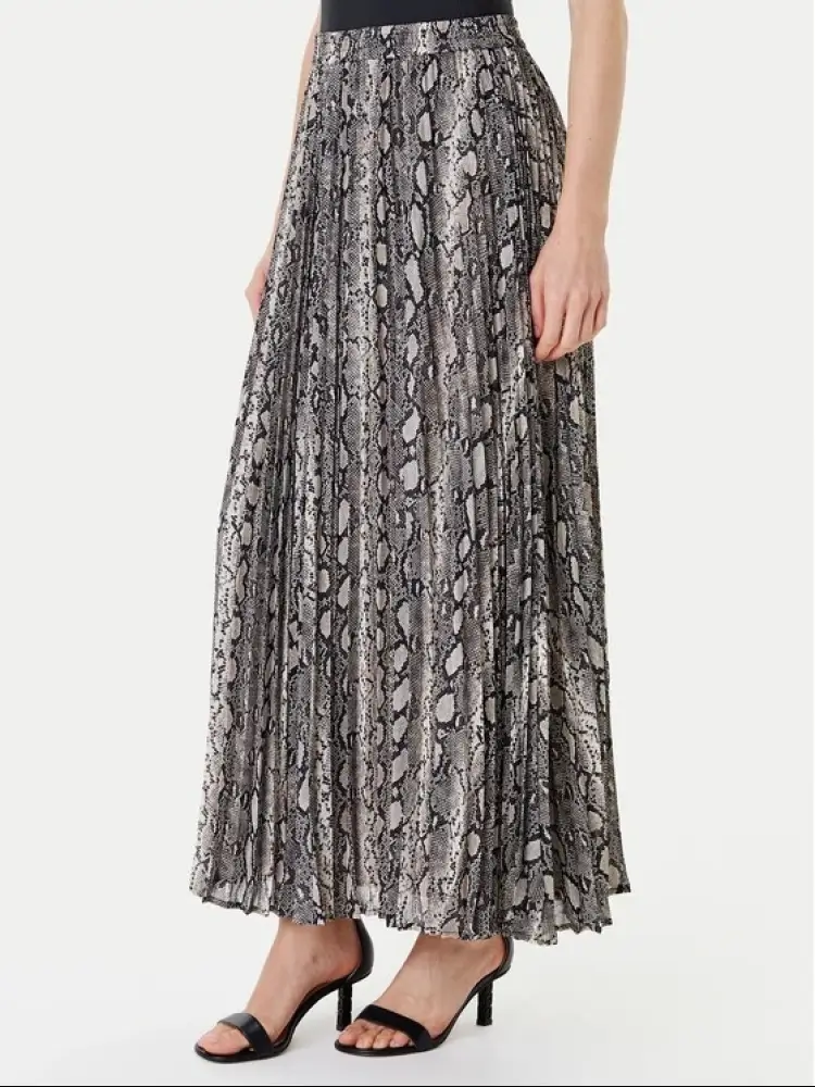 pullover in misto lana merino nero con bottoni oro sul polsino