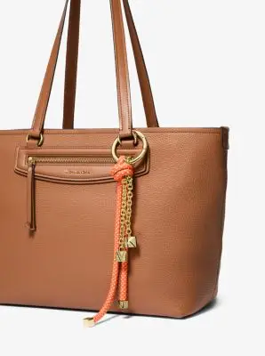 MK Ciondolo da borsa in tonalità oro con cordoncino screziato - Arancio - Michael Kors miniatura 2