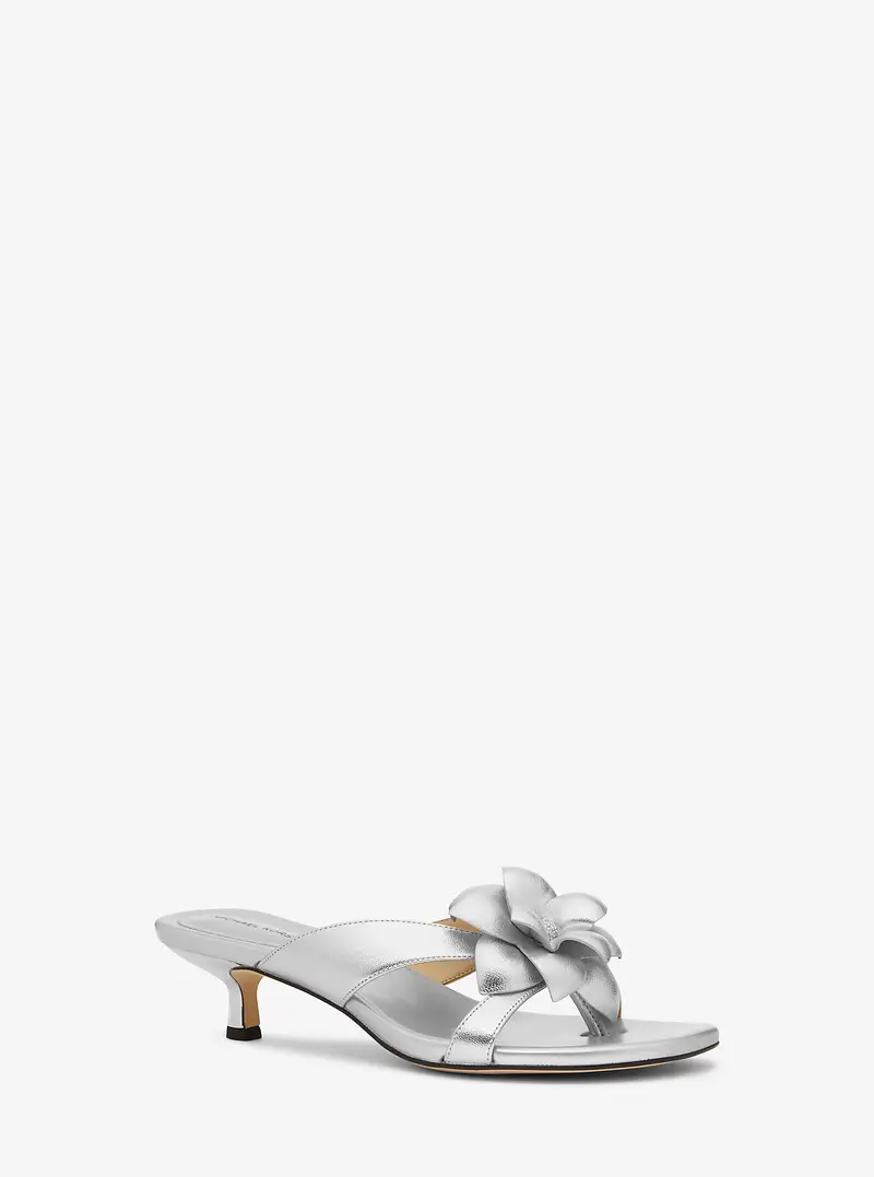 MK Sandalo Jacie in pelle metallizzata con decorazione floreale e mezzo tacco - Argento - Michael Kors