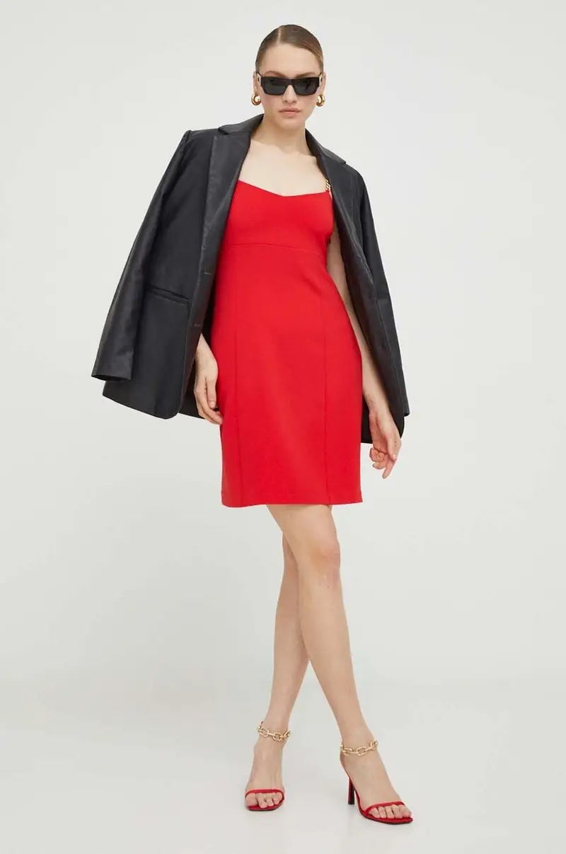 vestito colore rosso