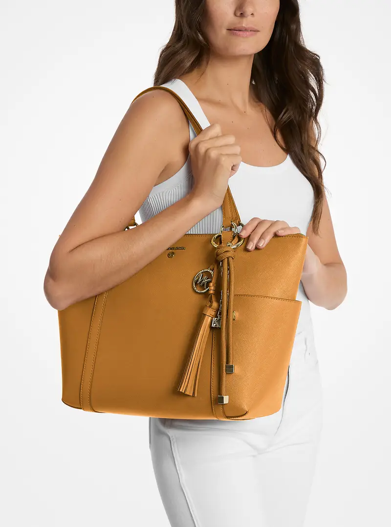 MK Ciondolo da borsa in tonalità oro con cordoncino - Giallo - Michael Kors miniatura 2