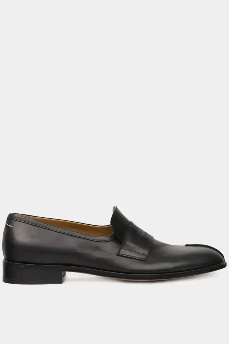 Mocassino nero con logo e cucitura al centro