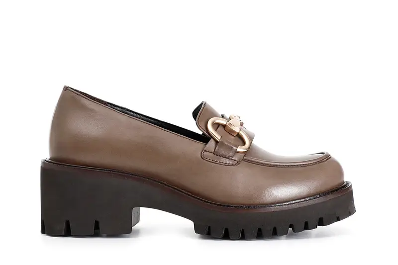 mocassino donna in pelle con morsetto fango