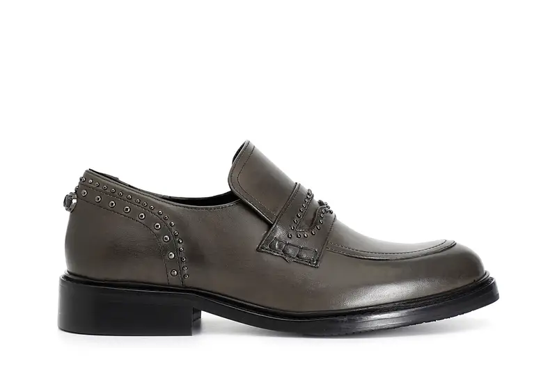 mocassino in pelle con borchie grigio 38