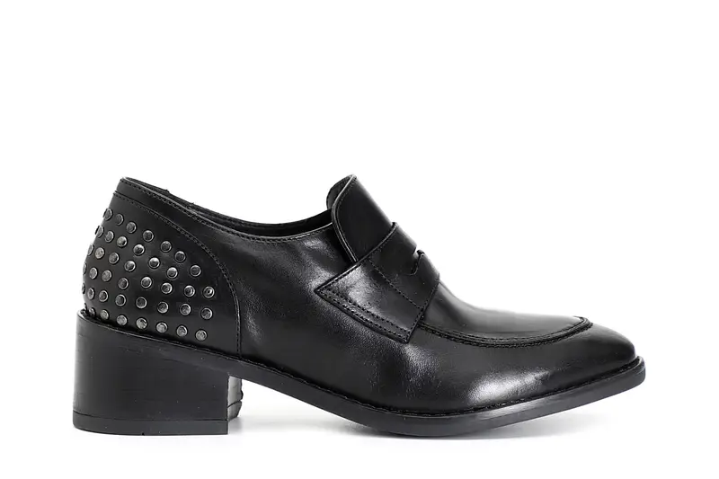 mocassino in pelle con borchie nero