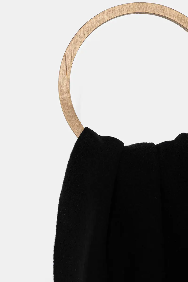 sciarpa in lana colore nero con applicazione M3330 30835 miniatura 2