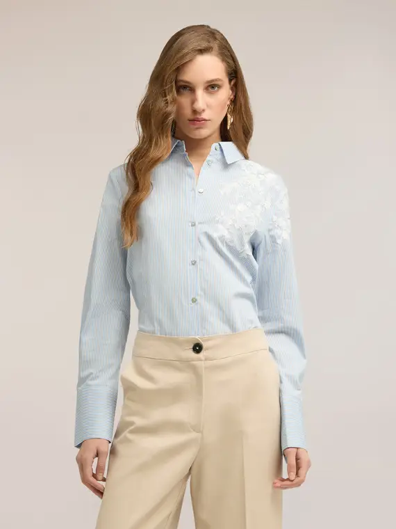 Camicia a righe con ricamo floreale Donna, Azzurro