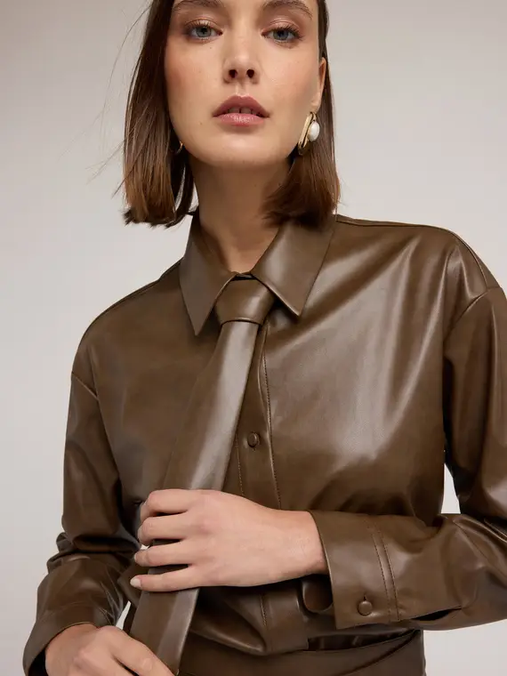 Camicia con cravatta in tessuto spalmato Donna, Verde militare miniatura 3