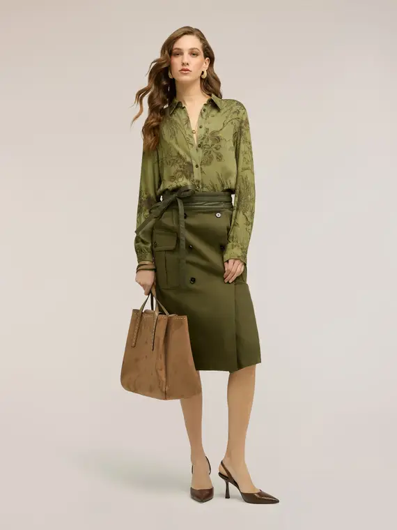 Camicia in raso con stampa Donna, Verde militare miniatura 3